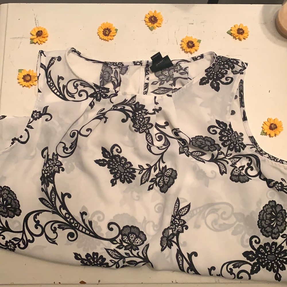 White sheet blouse with black flowers